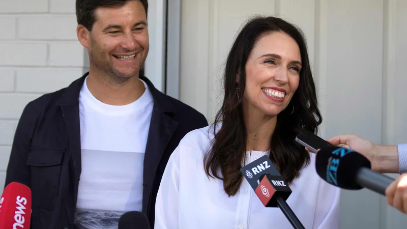 Fotografija: Jacinda Ardern in Clarke Gayford, prvi par Nove Zelandije, bosta na poroko morala še nekoliko počakati. Foto: Diego Opatowski/Afp
