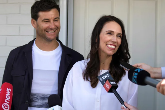 Jacinda Ardern in Clarke Gayford, prvi par Nove Zelandije, bosta na poroko morala še nekoliko počakati. Foto: Diego Opatowski/Afp
