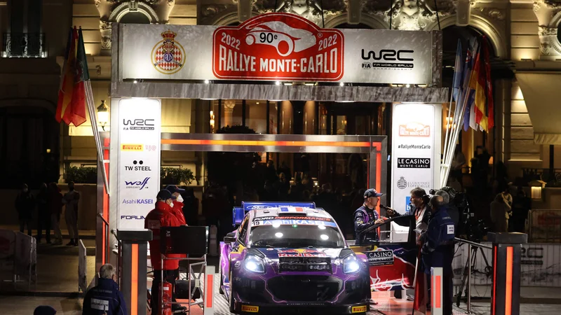 Fotografija: Legendarni Sebastien Loeb med pogovorom s sedmo silo. FOTO: Valery Hache/AFP