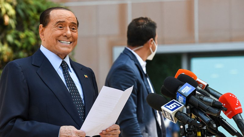 Fotografija: Analitiki pravijo, da Silvio Berlusconi ni imel več enotne podpore na desni, grozil mu je polom, tega pa si ob koncu kariere ni mogel privoščiti. FOTO: Piero Cruciatti/AFP
