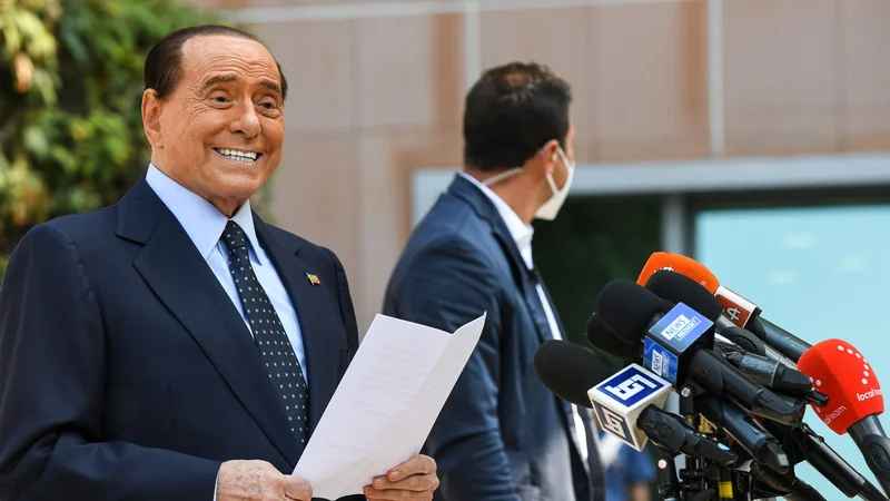 Fotografija: Analitiki pravijo, da Silvio Berlusconi ni imel več enotne podpore na desni, grozil mu je polom, tega pa si ob koncu kariere ni mogel privoščiti. FOTO: Piero Cruciatti/AFP
