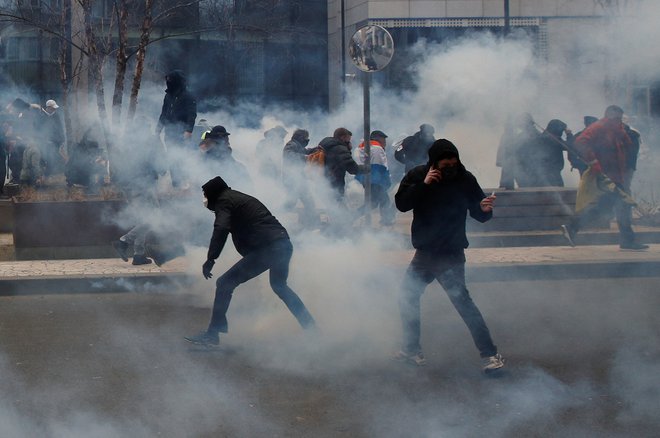 Policija je skušala umiriti protestnike. FOTO: Johanna Geron/ Reuters
