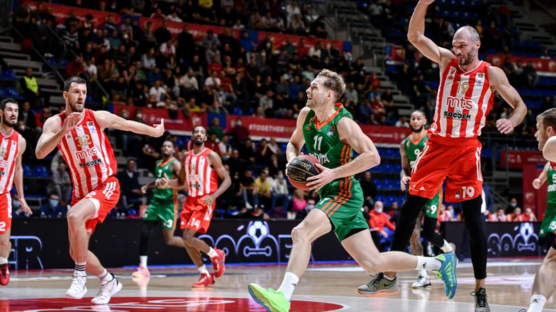 Fotografija: Olimpijin kapetan Jaka Blažič (z žogo) je dve sezoni (2013-15) igral za Crveno zvezdo, zato mu je na tekmah večni navdih. Foto ABA