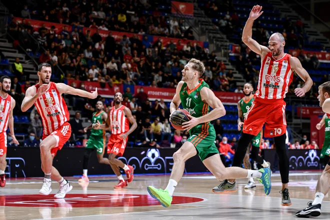 Olimpijin kapetan Jaka Blažič (z žogo) je dve sezoni (2013-15) igral za Crveno zvezdo, zato mu je na tekmah večni navdih. Foto ABA
