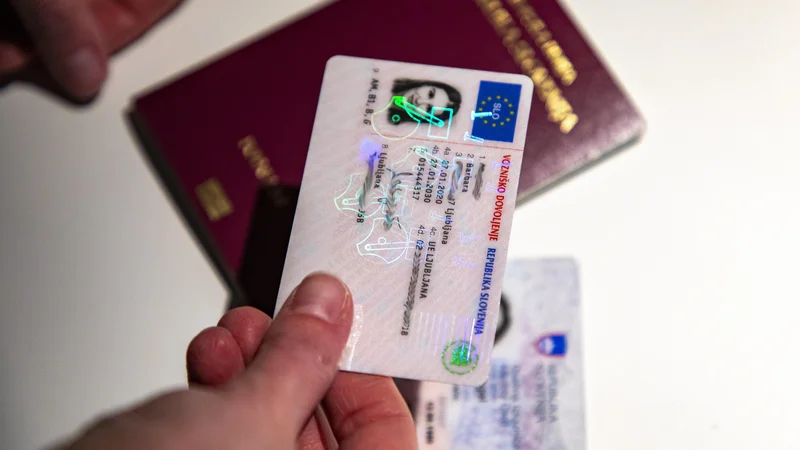 Fotografija: V ponedeljek, 28. marca, bodo upravne enote začele sprejemati vloge za izdajo novih biometričnih osebnih izkaznic. Te bodo od zdajšnjih nekoliko dražje. FOTO: Voranc Vogel/Delo