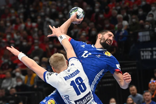 Nikola Karabatić ni mogel preprečiti poloma. FOTO: Attila Kisbenedek/AFP
