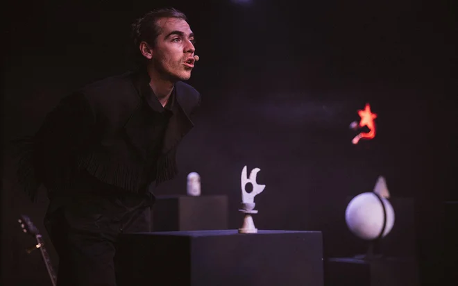 Matic Lukšič v predstavi Vse to sem videla, ko sem letela mimo FOTO: Peter Giodani