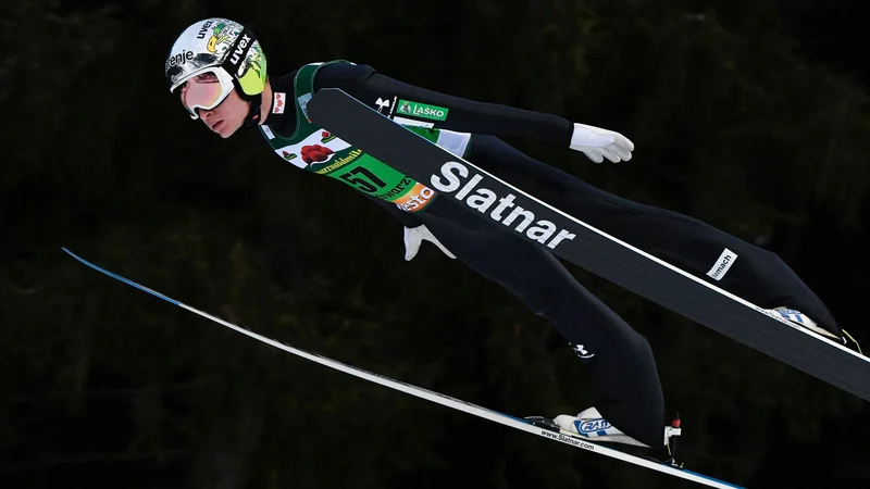 Fotografija: Anže Lanišek v zadnjem obdobju iz tekme v tekmo spet potrjuje vrhunsko pripravljenost. Foto Thomas Kienzle/AFP
