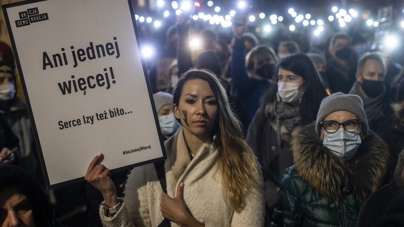 Fotografija: Protesti na Poljskem po smrti matere in zarodka zaradi zavlačevanja z abortusom. FOTO: Wojtek Radwanski/AFP
