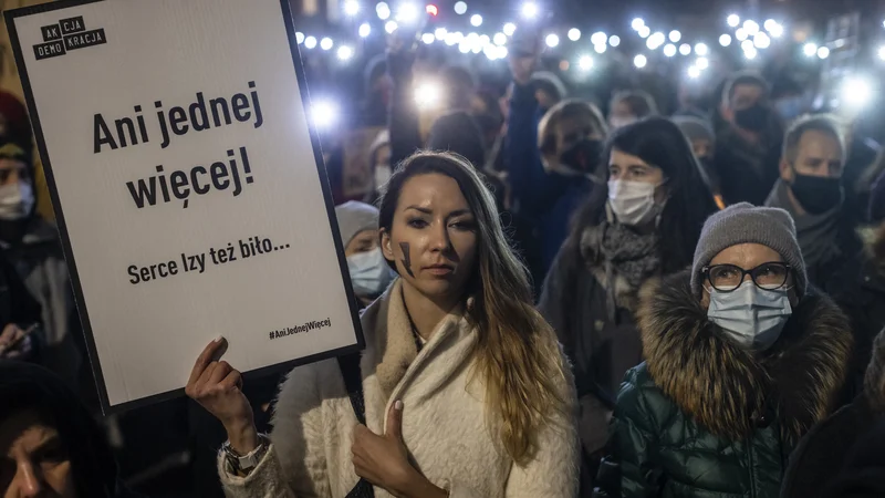 Fotografija: Protesti na Poljskem po smrti matere in zarodka zaradi zavlačevanja z abortusom. FOTO: Wojtek Radwanski/AFP