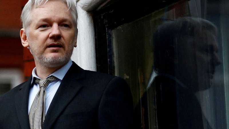 Fotografija: ZDA želijo soditi Assangeu zaradi objave strogo tajnih vojaških dokumentov v zvezi z vojnama ZDA v Iraku in Afganistanu.FOTO: Peter Nicholls/Reuters

