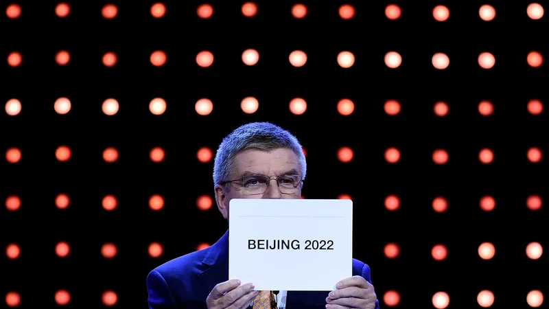 Fotografija: Predsednik Moka Thomas Bach je za olimpijske igre izbral Peking, ta ga ob prihodu na prizorišče ZOI ni izbral kot izjemo. FOTO: Manan Vatsyayana/AFP
