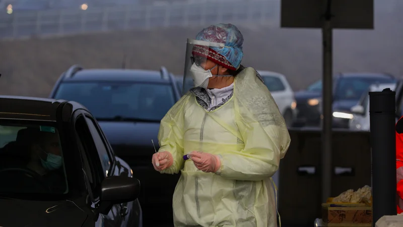 Fotografija: Zaradi hitrega širjenja omikrona nekateri v stroki predlagajo, da bi za vse nenujne primere zadostovali hitri antigenski testi. FOTO: Črt Piksi
