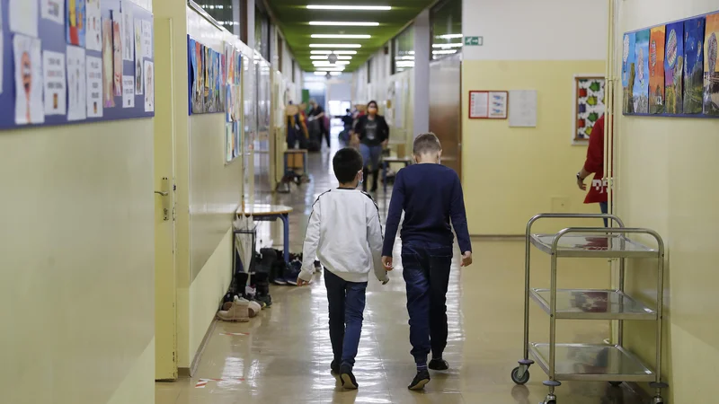 Fotografija: V šolah je veliko nadomeščanj, tudi najmlajši učenci imajo za vsako uro lahko drugega učitelja. FOTO: Leon Vidic/Delo
