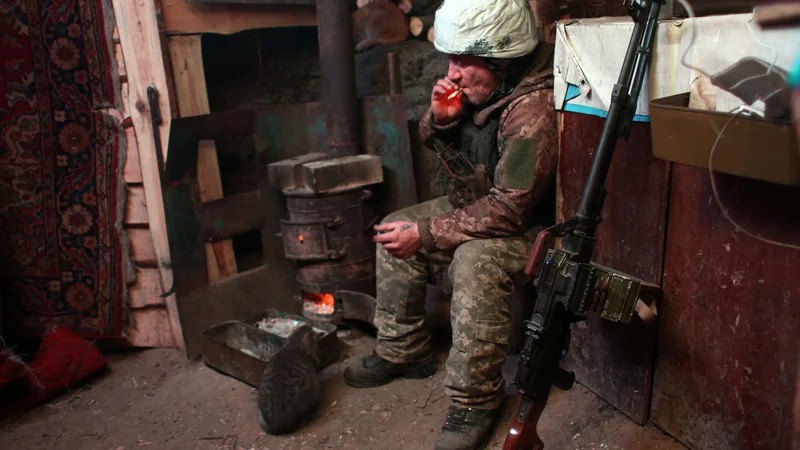 Fotografija: Ukrajinski vojaki na fronti s proruskimi separatisti v Donbasu. FOTO: Anatolii Stepanov/AFP