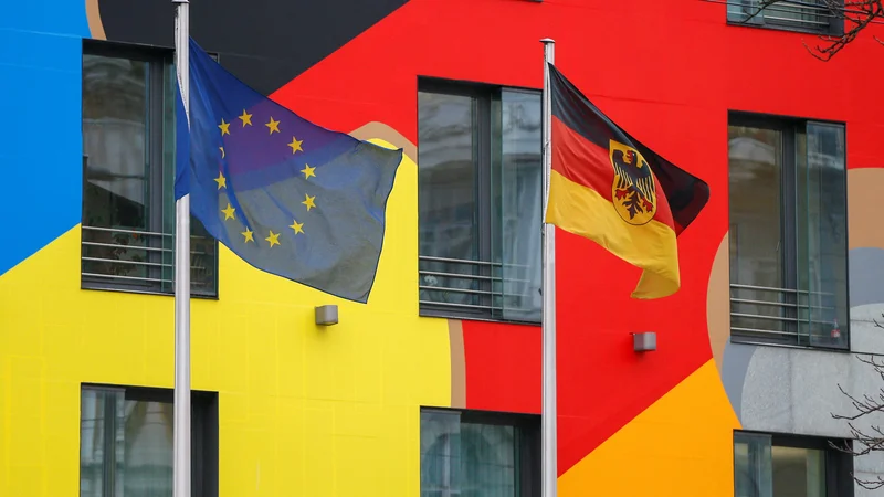 Fotografija: Zastave Nemčije in EU na nemškem veleposlaništvu v Kijevu. FOTO: Gleb Garanich/Reuters