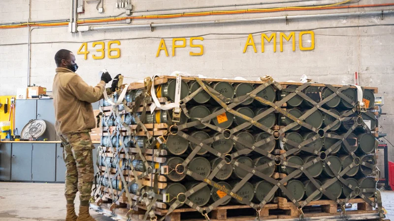 Fotografija: Konec prejšnjega tedna je v Kijev prispelo 90 ton ameriške vojaške opreme in streliva. Foto: Mauricio Campino/AFP