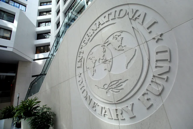 &nbsp;Svet vstopa v 2022 v slabši kondiciji, kot je bilo pričakovati lani oktobra, ugotavlja IMF. Foto Yuri Gripas Reuters
