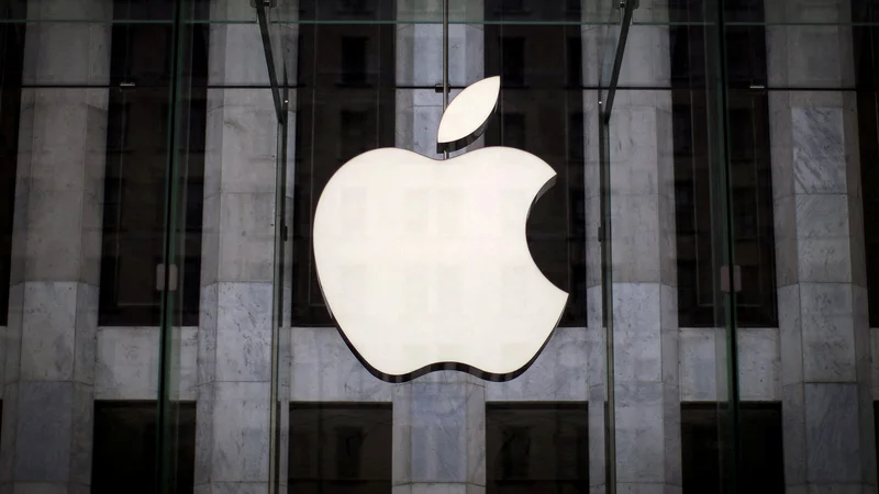 Fotografija: Oglobljeni Apple. FOTO: Mike Segar/Reuters