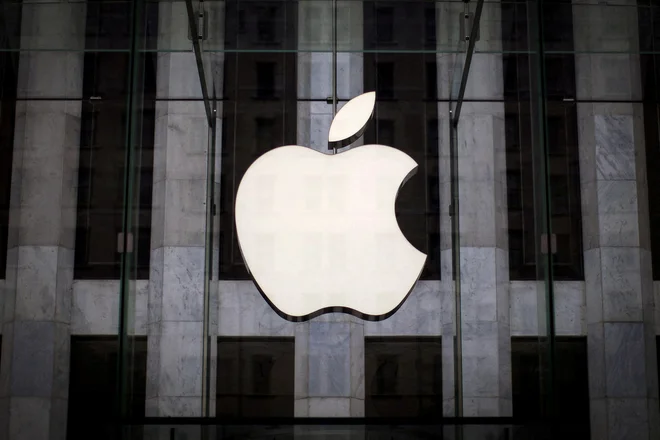 Oglobljeni Apple. FOTO: Mike Segar/Reuters
