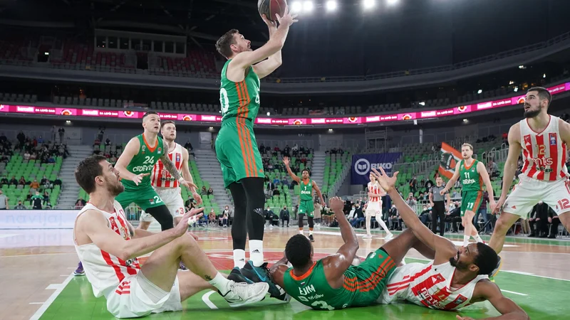 Fotografija: Zoran Dragić (z žogo je igral bistveno bolje kot proti Gran Canarii in se dobro vključil v izjemno borbeno predstavo. FOTO: ABA
