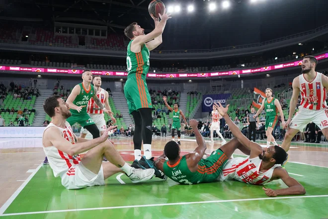 Zoran Dragić (z žogo je igral bistveno bolje kot proti Gran Canarii in se dobro vključil v izjemno borbeno predstavo. FOTO: ABA
