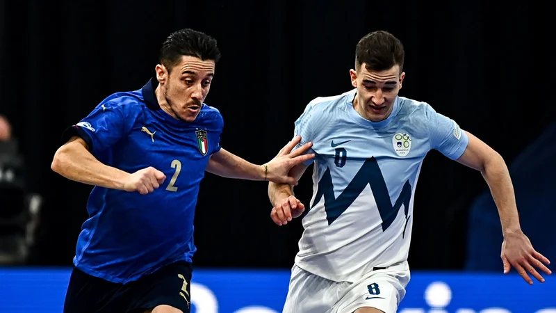Fotografija: Nejc Hozjan je Italijanom naprej ukradel žogo, potem pa jim zabil še gol. FOTO: Uefa.com