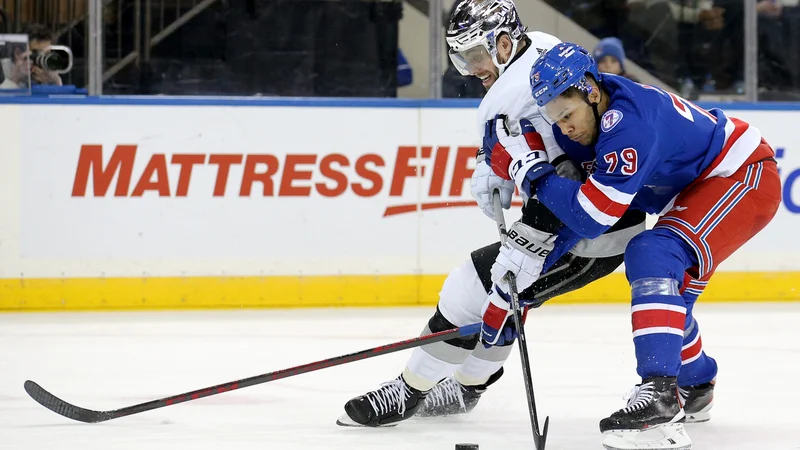 Fotografija: Anže Kopitar je bil tudi na tekmi proti NY Rangers med najboljšimi na ledu. FOTO: Brad Penner/AFP