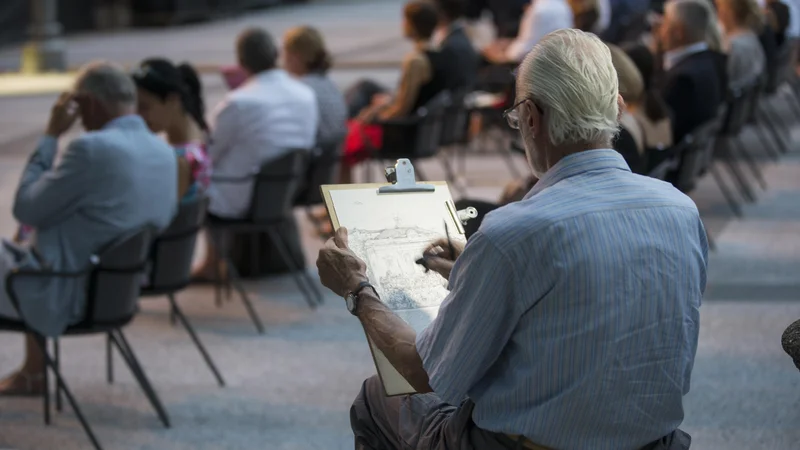 Fotografija: Starejši se izobraževalnih programov ne udeležujejo le zaradi novega znanja, ampak tudi zaradi druženja. FOTO: Jure Eržen/Delo
