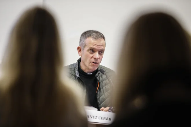 Duhovnik Janez Cerar je ustanovitelj zavoda Dovolj.je. FOTO: Uroš Hočevar/Delo
