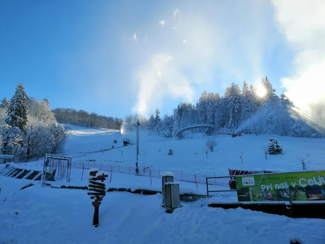 Na Celjski koči imajo okoli 30 centimetrov umetnega snega. FOTO: ZPO
