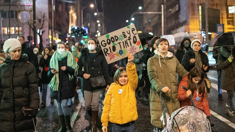 Fotografija: Na ulicah srbskih mest se je pokazala moč številnih bolj ali manj nepovezanih ekoloških združenj. Rudarsko multinacionalko Rio Tinto, ki je iskala litij na zahodu države, so pred aprilskimi volitvami že odgnali. Foto: REUTERS/Marko Djurica