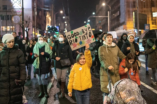 Na ulicah srbskih mest se je pokazala moč številnih bolj ali manj nepovezanih ekoloških združenj. Rudarsko multinacionalko Rio Tinto, ki je iskala litij na zahodu države, so pred aprilskimi volitvami že odgnali. Foto: REUTERS/Marko Djurica