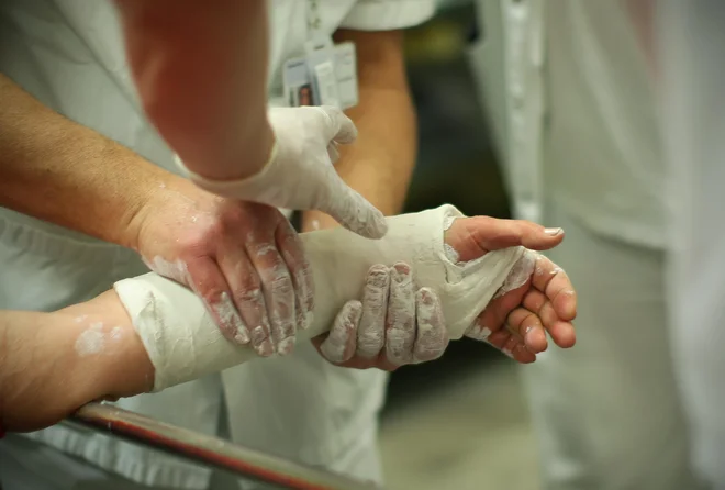 Samozaposleni po veljavni ureditvi za prvih 30 delovnih dni, ko zaradi bolezni ali poškodbe ne morejo delati, niso upravičeni do nadomestila. To obdobje bi skrajšali na 20 dni.&nbsp;Foto Jure Eržen/delo
