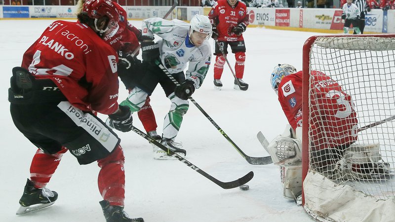 Fotografija: Prva polfinalna tekma domače hokejske končnice je bila za slovenske razmere na visoki ravni. FOTO: Jože Suhadolnik/Delo
