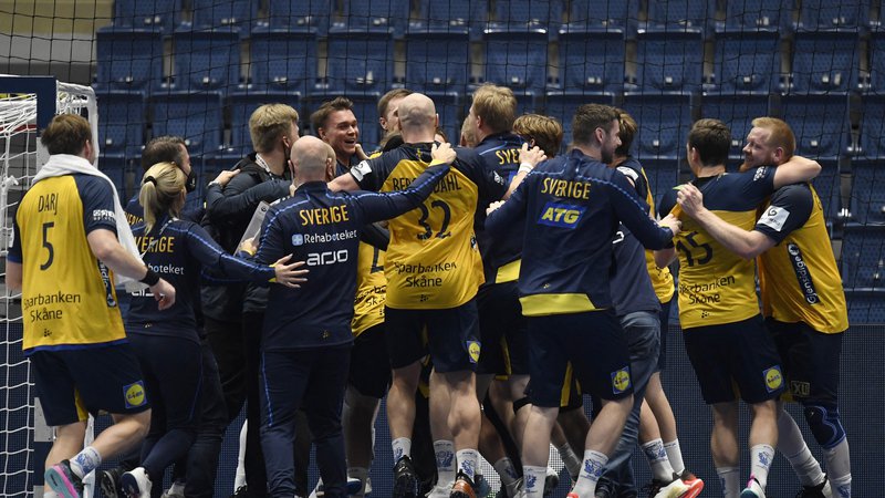 Fotografija: Švedski rokometaši so se navdušeno veselili zmage nad sosedi in uvrstitve v polfinale EP. FOTO: Radovan Stoklasa/Reuters

