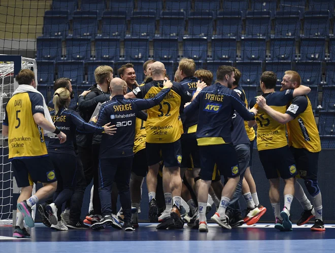 Švedski rokometaši so se navdušeno veselili zmage nad sosedi in uvrstitve v polfinale EP. FOTO: Radovan Stoklasa/Reuters
