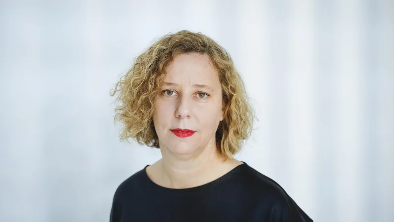 Fotografija: Alenka Gregorič, umetniška vodja Cukrarne, pravi, da jih je do zdaj obiskalo že okoli 19 tisoč ljudi. FOTO: Jože Suhadolnik/Delo