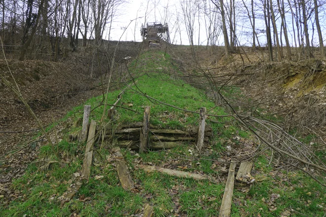 Žalostnega propadanja skakalnice bo kmalu konec, vsi se namreč še dobro spominjajo, kako živahno je bilo leta 1998, ko so na Cerkevnjeku uredili prvo skakalnico in leto kasneje pripravili prvo tekmovanje. FOTO: Jože Pojbič/Delo
