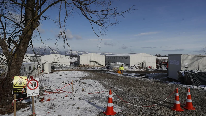 Fotografija: Za nelegalno gradnjo naselja za delavce drugega tira v Orehku pri Postojni so že plačali 33.204 evre kazni. FOTO: Leon Vidic/Delo
