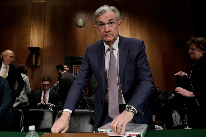 Predsednik Fed Jerome Powell je konec lanskega leta poudaril zavezanost stabilnosti cen. V ZDA pričakujejo marčevski začetek višanja obrestnih mer. Foto Yuri Gripas/Reuters
