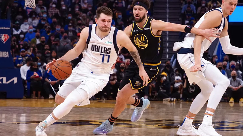 Fotografija: V San Franciscu se Luka Dončić, nad katerim je v obrambnih vlogah bdel Klay Thompson, in drugi Dallasovi igralci niso najbolje znašli. FOTO: Kelley L Cox/Usa Today Sports
