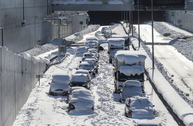 V snežni pasti na avtocesti pri Atenah se je znašlo na tisoče avtomobilov. FOTO: Sotiris Dimitropoulos/AFP
