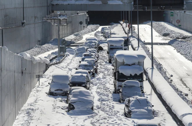 V snežni pasti na avtocesti pri Atenah se je znašlo na tisoče avtomobilov. FOTO: Sotiris Dimitropoulos/AFP
