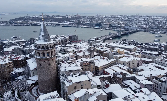 Stolp Galata v Istanbulu. FOTO: Umit Bektas/Reuters
