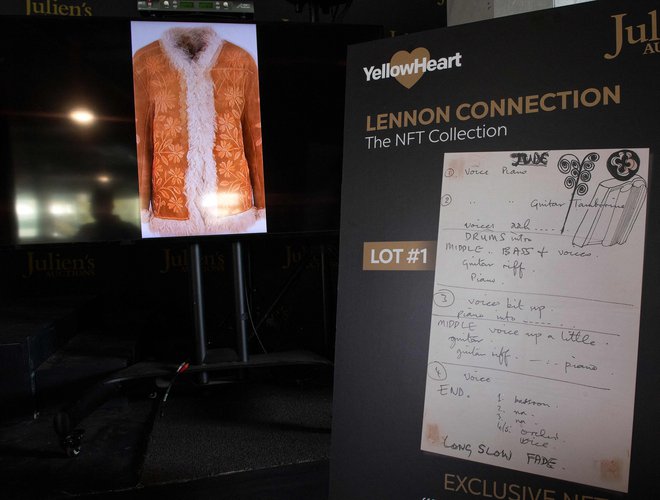 Na dražbi bosta tudi Lennonov plašč iz Magical Mystery Tour in zapis skladbe Hey Jude. FOTO: AFP
