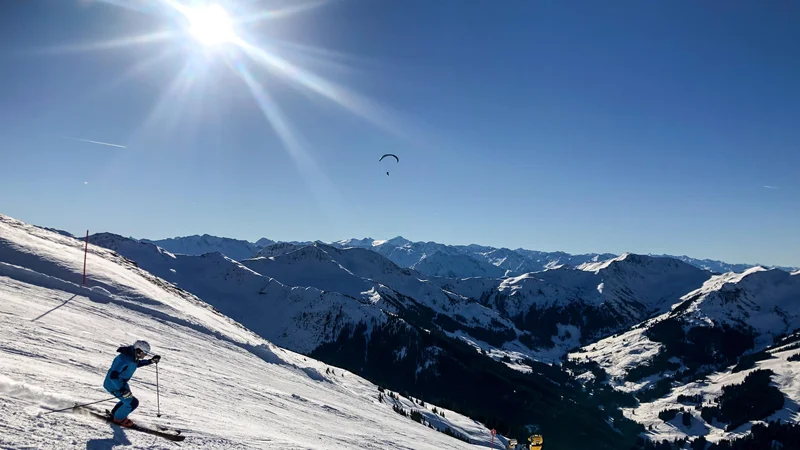 Rumeno sonce in modro nebo premorejo tudi na senčni strani Alp. FOTO: Voranc Vogel/Delo
