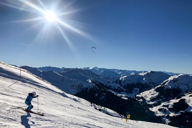 Rumeno sonce in modro nebo premorejo tudi na senčni strani Alp. FOTO: Voranc Vogel/Delo
