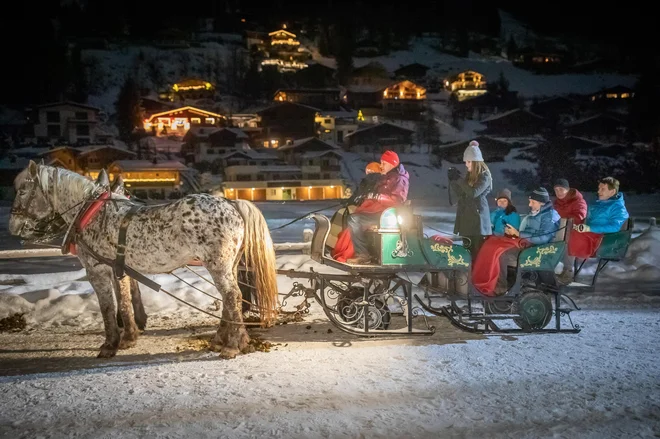 Kljub covidu je na terasah smučarskih koč izziv dobiti prostor pod soncem. FOTO: Voranc Vogel/Delo
