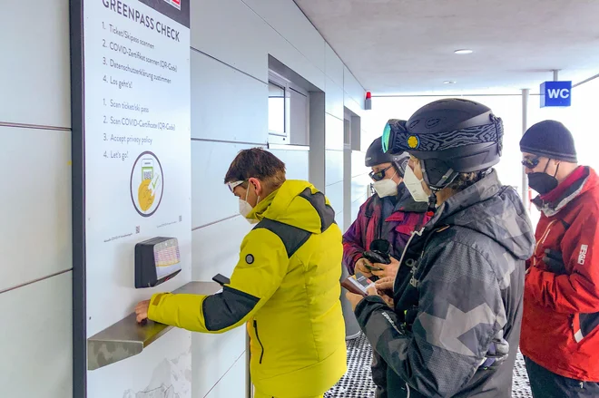 Smučarsko vozovnico je treba pred prvo uporabo aktivirati s kovidno QR-kodo. FOTO: Voranc Vogel/Delo
